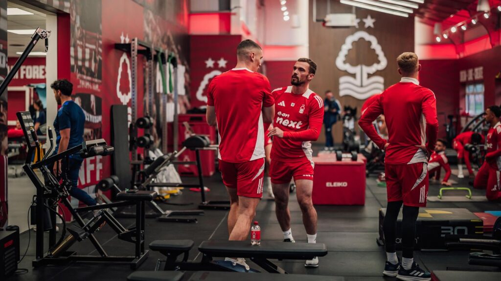 Nottingham Forest-Bola Banter