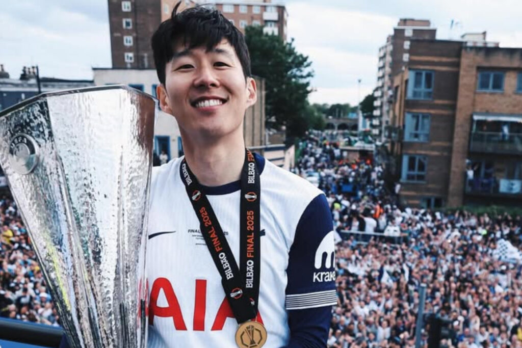 Son Heung Min dengan trofi Liga Europa-Bola Banter