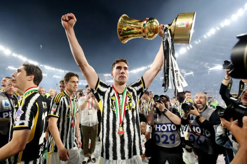 Dusan Vlahovic trophy-Bola Banter