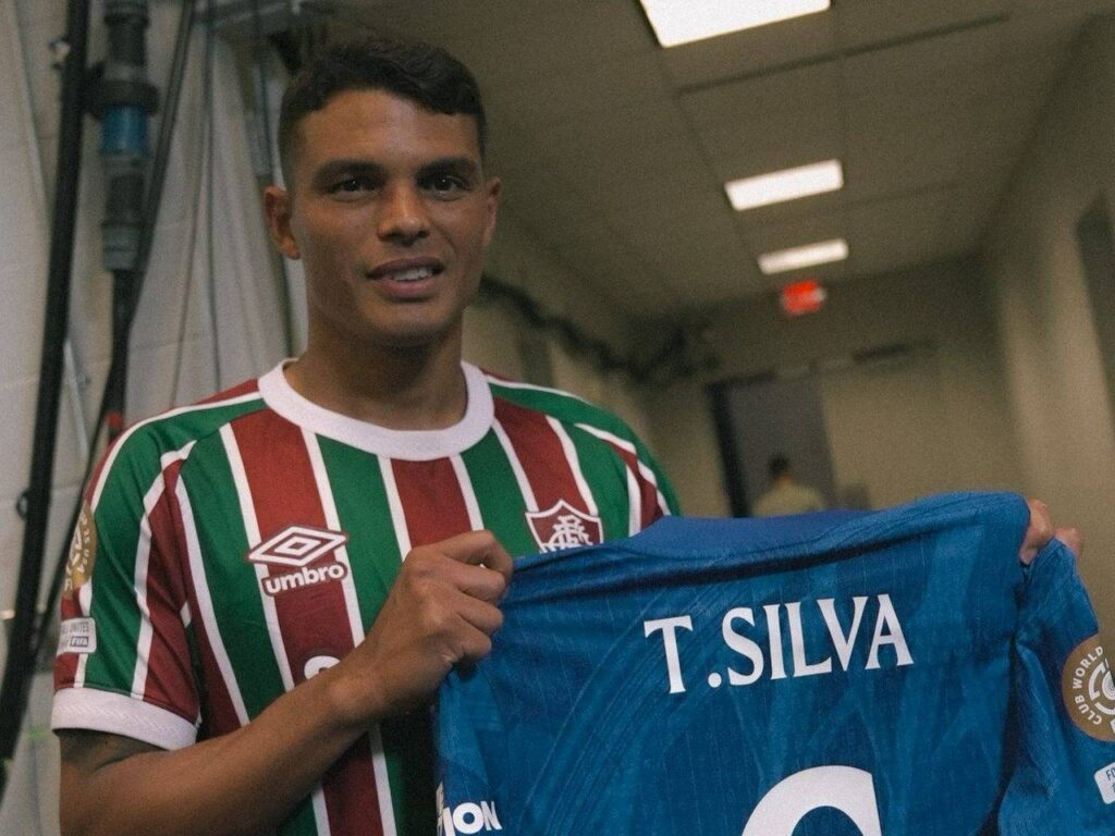 Thiago Silva diberikan jersey lamanya ketika masih membela Chelsea-Bola Banter