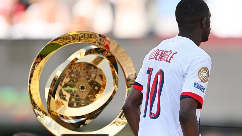 Dembele berjalan melewati piala CWC 2025-Bola Banter