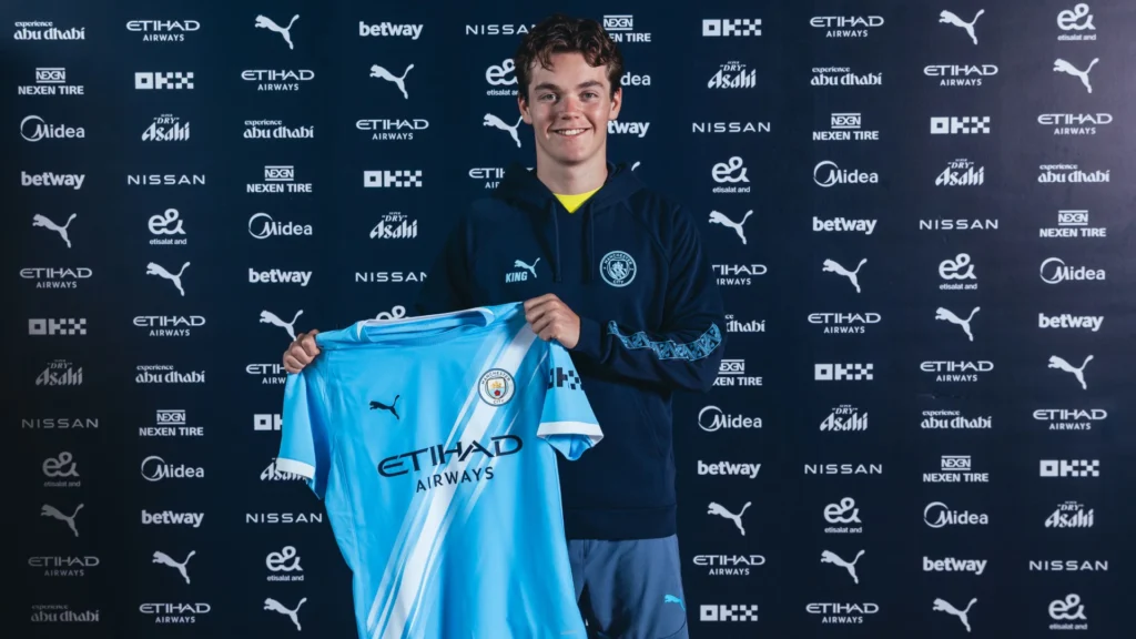 Sverre Nypan memegang jersey Manchester City-Bola Banter