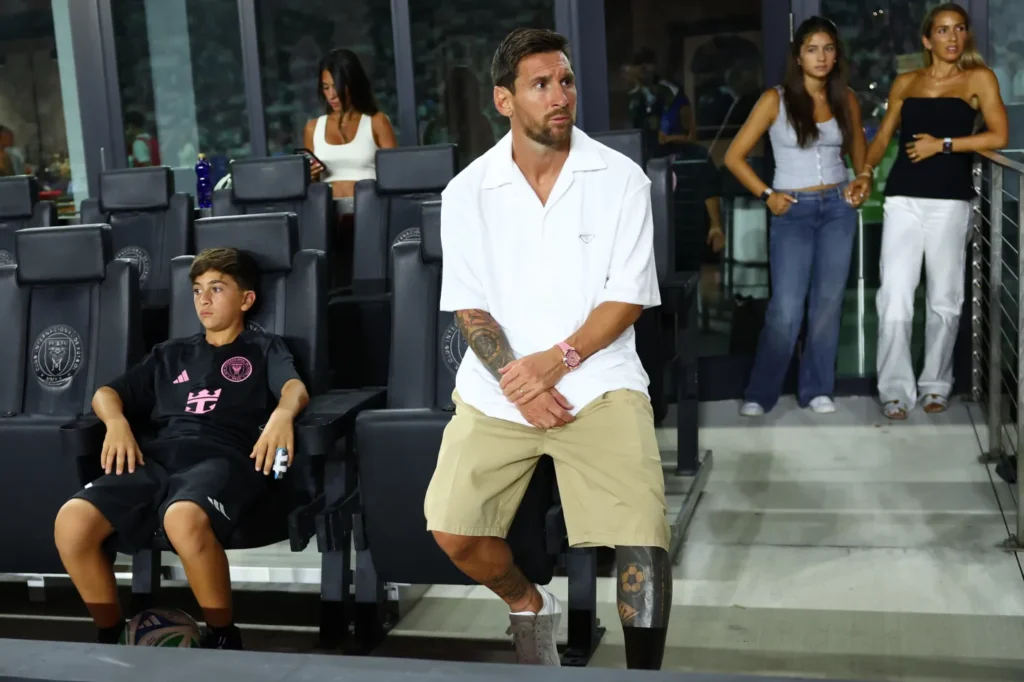 Messi saat menonton Inter Miami dari tribun dan mengenakan Rolex Datona Barbie_Bola Banter_