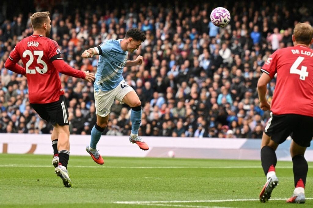 Gol dari Phil Foden saat derby Manchester-Bola Banter