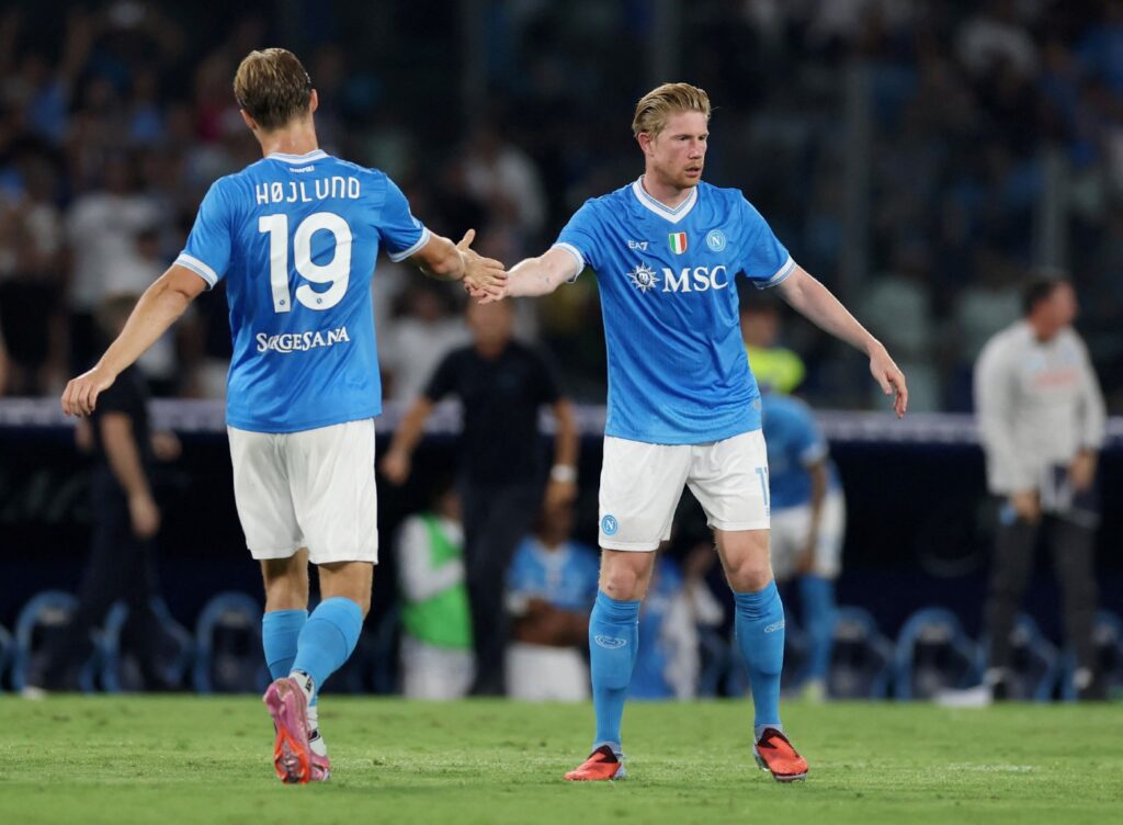 Kevin de Bruyne dan Rasmus Hojlund-Bola Banter