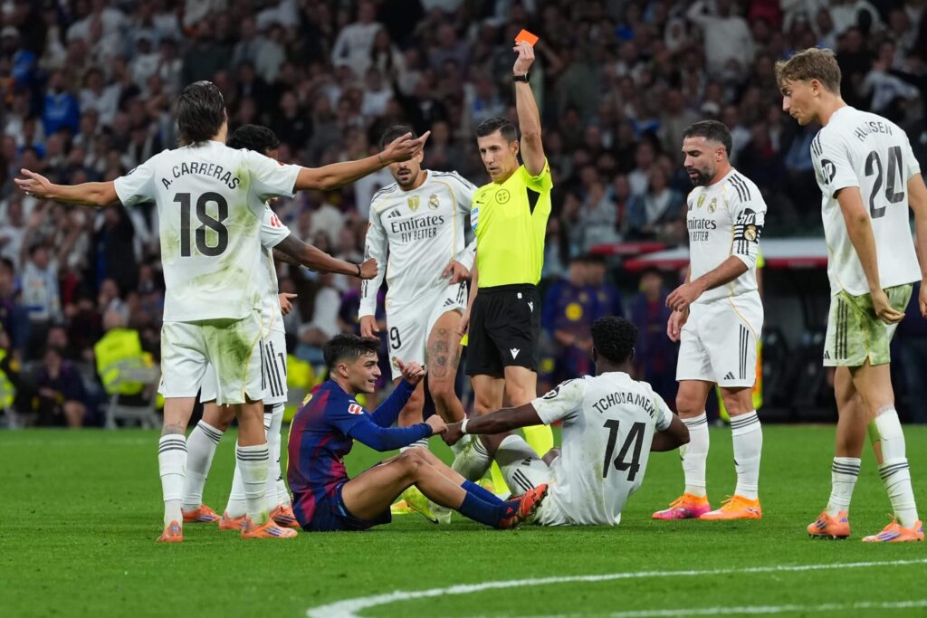Real Madrid Permalukan Barcelona_Bola Banter_Pedri mendapatkan kartu merah pertama dalam kariernya di Barcelona